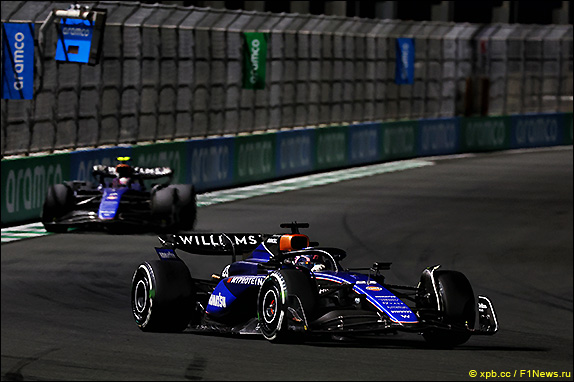 Алекс Элбон и Логан Сарджент