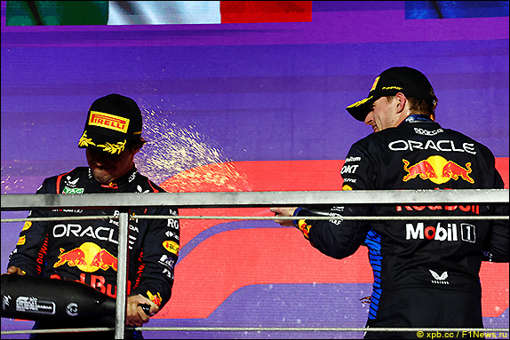 Подиум Гран При Саудовской Аравии 2024. Серхио Перес и Макс Ферстаппен.