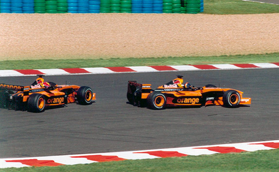 Пилоты Arrows Энрике Бернольди и Хайнц-Харальд Френтцен на трассе в Маньи-Кур, 2002 года. Фото Mathieu Felten Пилоты Arrows Энрике Бернольди и Хайнц-Харальд Френтцен на трассе в Маньи-Кур, 2002 года. Фото Mathieu Felten