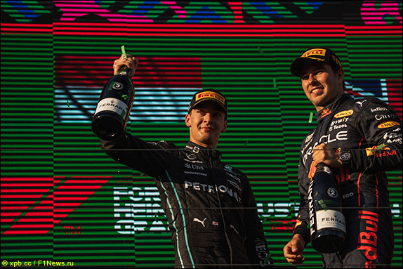 Подиум Гран При Австралии 2022. Джордж Расселл и Серхио Перес. Подиум Гран При Австралии 2022. Джордж Расселл и Серхио Перес.