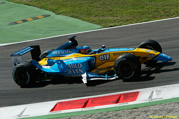 Фернандо Алонсо после инцидента на старте возвращается в боксы с поломанным антикрылом Фернандо Алонсо после инцидента на старте возвращается в боксы с поломанным антикрылом