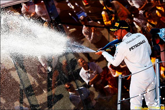 Подиум Гран При Испании 2017. Льюис Хэмилтон. Подиум Гран При Испании 2017. Льюис Хэмилтон.