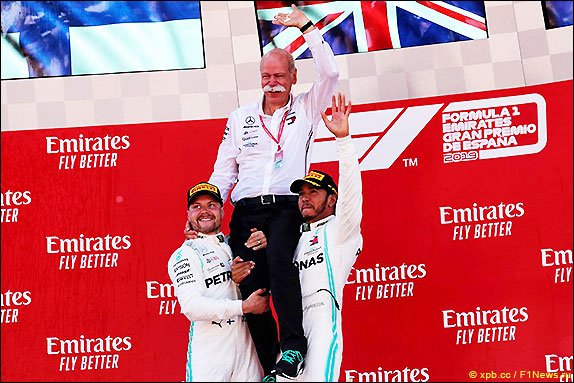 Подиум Гран При Испании 2019. Валттери Боттас, Дитер Цетше и Льюис Хэмилтон Подиум Гран При Испании 2019. Валттери Боттас, Дитер Цетше и Льюис Хэмилтон