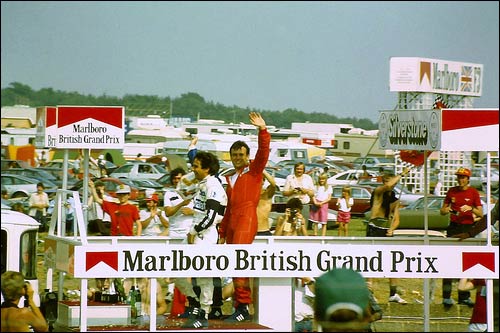 После финиша победителя и призеров провезли по трассе на импровизированном передвижном подиуме После финиша победителя и призеров провезли по трассе на импровизированном передвижном подиуме