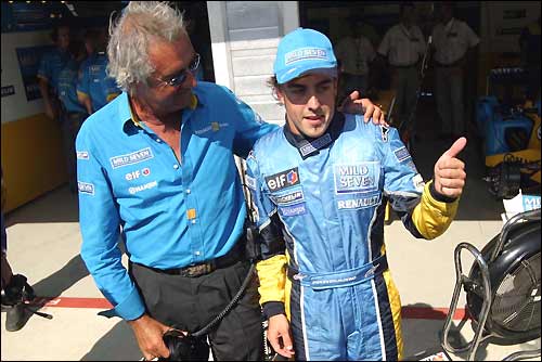 Флавио Бриаторе и Фернандо Алонсо после квалификации