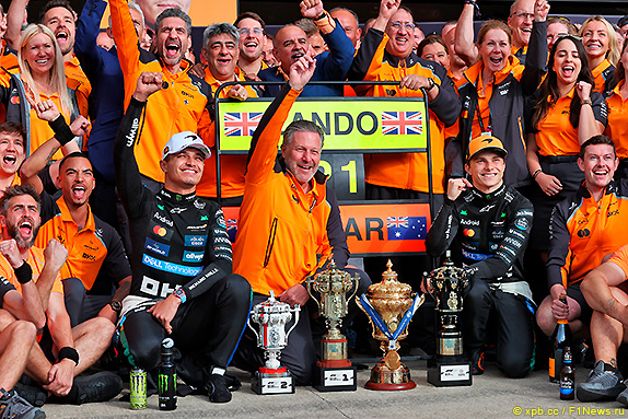 Команда McLaren празднует победный дубль в Гран При Великобритании Команда McLaren празднует победный дубль в Гран При Великобритании