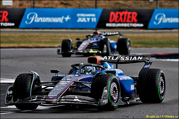 Карлос Сайнс и Алекс Элбон Карлос Сайнс и Алекс Элбон