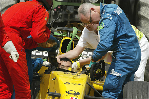 Эвакуация Такумы Сато после аварии