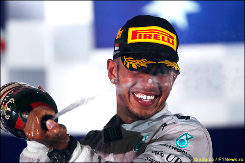 Подиум Гран При Сингапура 2014. Льюис Хэмилтон. Подиум Гран При Сингапура 2014. Льюис Хэмилтон.