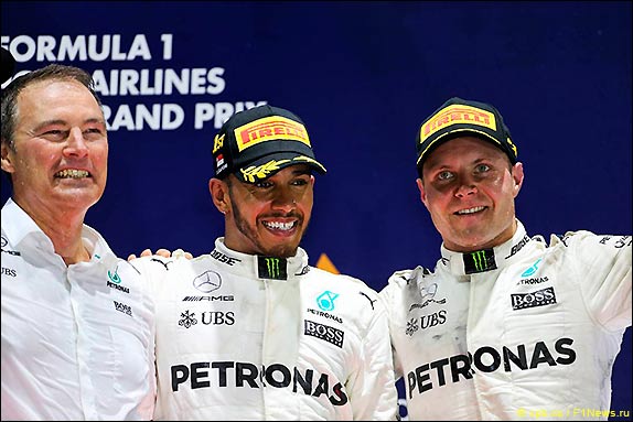 Подиум Гран При Сингапура 2017. Льюис Хэмилтон и Валттери Боттас Подиум Гран При Сингапура 2017. Льюис Хэмилтон и Валттери Боттас