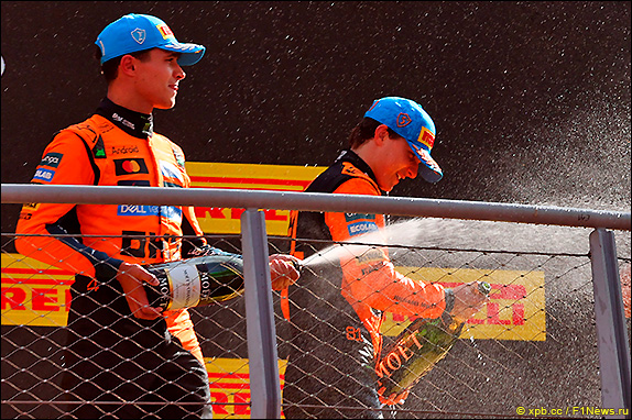 Подиум Гран При Италии 2025. Ландо Норрис и Оскар Пиастри. Подиум Гран При Италии 2025. Ландо Норрис и Оскар Пиастри.