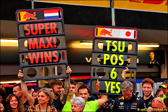 Red Bull отмечает победу в ГП Азербайджана Red Bull отмечает победу в ГП Азербайджана