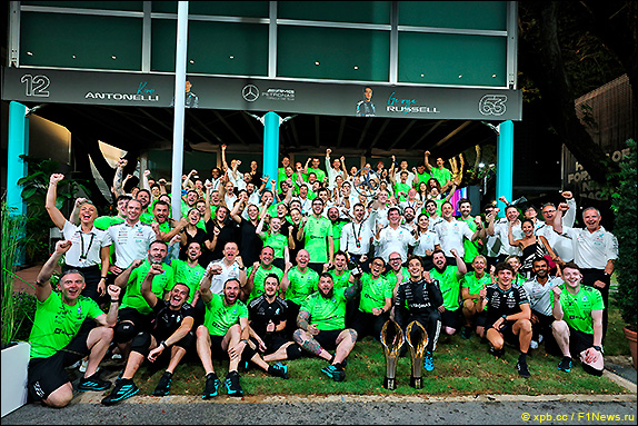 Команда Mercedes отмечает победу в Гран При Сингапура 2025 Команда Mercedes отмечает победу в Гран При Сингапура 2025