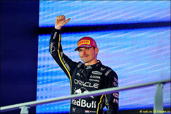 Подиум Гран При Сингапура 2025. Макс Ферстаппен. Подиум Гран При Сингапура 2025. Макс Ферстаппен.