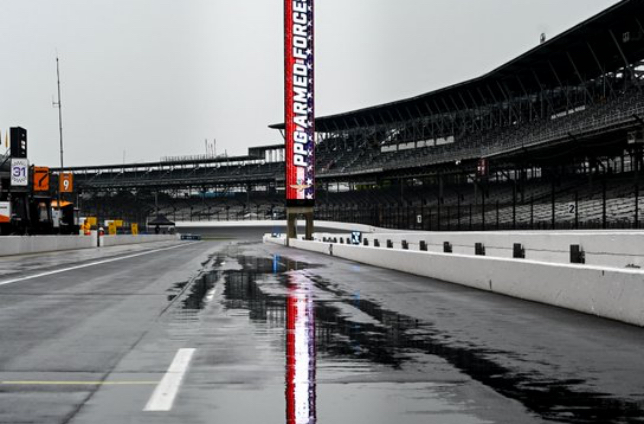 Залитый дождём пит-лейн автодрома в Индианаполисе, фото пресс-службы IndyCar
