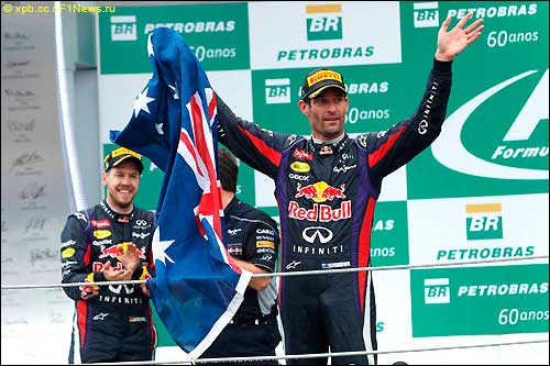 Подиум Гран При Бразилии 2013. Слева направо - Себастьян Феттель, Кристиан Хорнер и Марк Уэббер Подиум Гран При Бразилии 2013. Слева направо - Себастьян Феттель, Кристиан Хорнер и Марк Уэббер