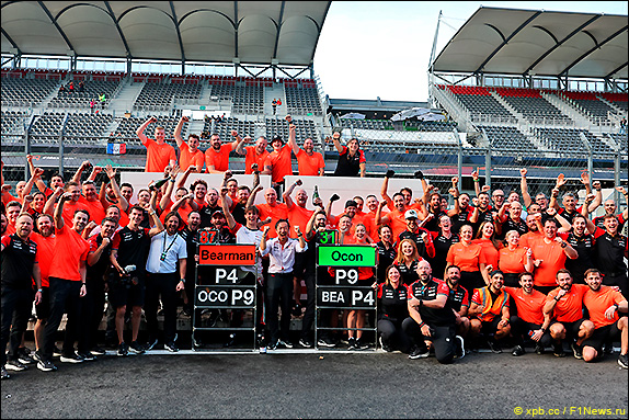 Команда Haas отмечает 4-е и 9-е места в Гран При Мехико 2025 Команда Haas отмечает 4-е и 9-е места в Гран При Мехико 2025