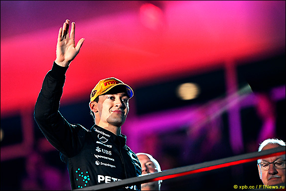 Подиум Гран При Лас-Вегаса 2025. Джордж Расселл. Подиум Гран При Лас-Вегаса 2025. Джордж Расселл.