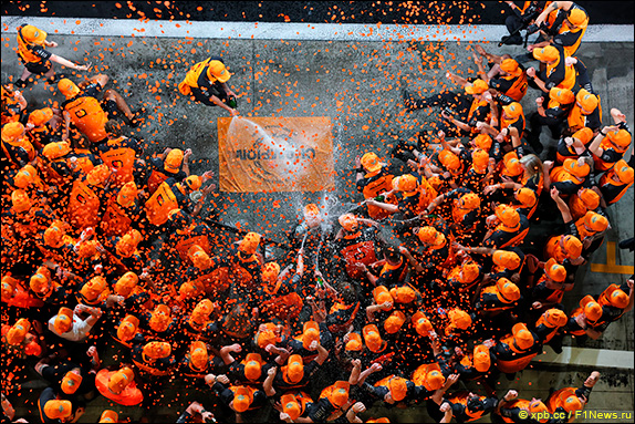 McLarey отмечает победу в чемпионате McLarey отмечает победу в чемпионате