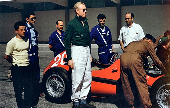 Майк Хоторн и его Ferrari Dino 246F1 на Гран При Аргентины Майк Хоторн и его Ferrari Dino 246F1 на Гран При Аргентины