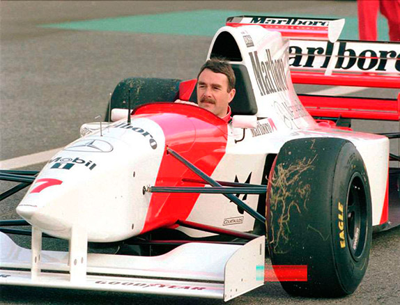 Машину Найджела Мэнселла возвращают в боксы после разворота на тестах в Эшториле Машину Найджела Мэнселла возвращают в боксы после разворота на тестах в Эшториле