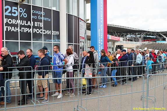 Очередь у билетных касс Сочи Автодрома Очередь у билетных касс Сочи Автодрома
