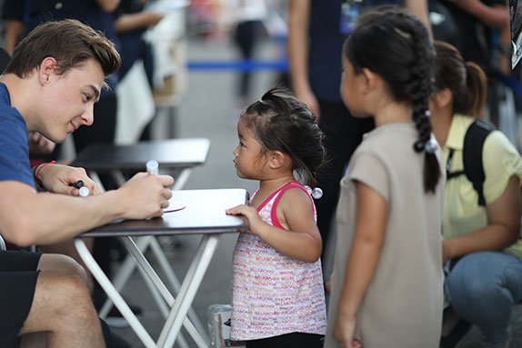 Артём Маркелов раздаёт автографы японским болельщицам Артём Маркелов раздаёт автографы японским болельщицам