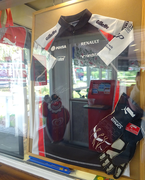 Витрина имени Валттери Боттаса, фото автора Витрина имени Валттери Боттаса, фото автора