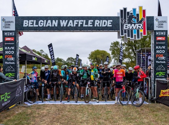 Валттери и Тиффани (крайние слева) среди участников велогонки BWR, фото из социальных сетей