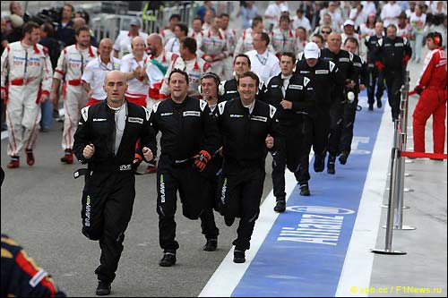 Механики Brawn GP бегут на церемонию награждения Механики Brawn GP бегут на церемонию награждения