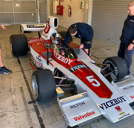 Карлос Сайнс-старший за рулём Lola T332 Карлос Сайнс-старший за рулём Lola T332