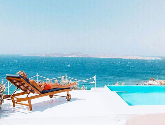 Маркус Эриксон при всём богатстве выбора тоже предпочёл отдых на Миконосе Маркус Эриксон при всём богатстве выбора тоже предпочёл отдых на Миконосе