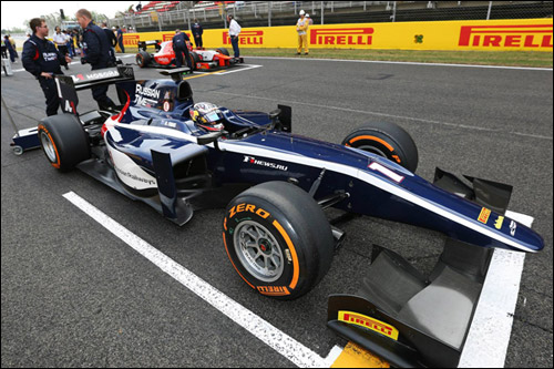 Митч Эванс на стартовой решётке в Барселоне Митч Эванс на стартовой решётке в Барселоне