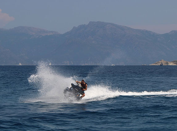 Фернандо Алонсо катается на аквабайке на юге Франции Фернандо Алонсо катается на аквабайке на юге Франции