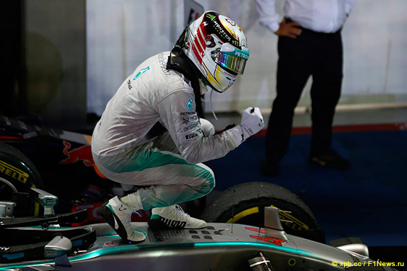 Льюис Хэмилтон после победы в Сингапуре Льюис Хэмилтон после победы в Сингапуре