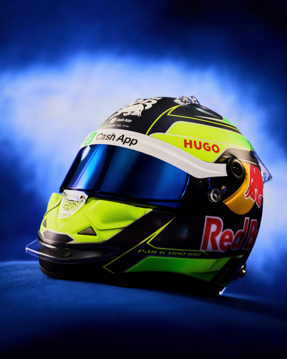 Новый шлем Айзека Хаджара, фото пресс-службы Racing Bulls