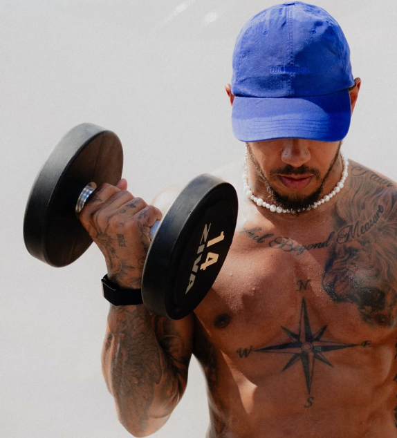 Льюис Хэмилтон не перестаёт тренироваться даже на отдыхе, фото из социальных сетей