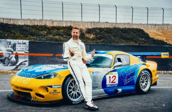 Дженсон Баттон и его исторический Chrysler Viper GTS-R, фото из социальных сетей