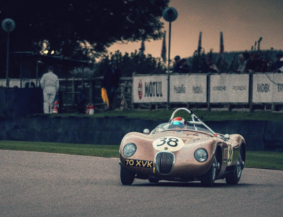 Дженсон Баттон за рулём уникального спорткара Jaguar C-Type, фото из социальных сетей