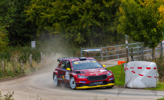 Йос Ферстаппен на трассе ралли в Бельгии за рулём Skoda Fabia RS Rally2, фото Vestappen.com