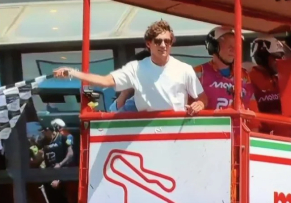 Кими Антонелли даёт отмашку клетчатым флагом на финише гонки MotoGP в Имоле