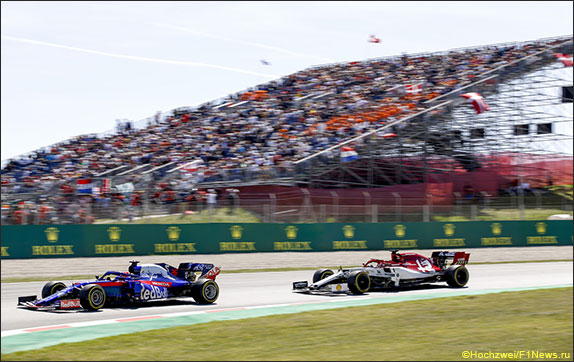 Даниил Квят и Кими Райкконен на трассе Гран При Испании Даниил Квят и Кими Райкконен на трассе Гран При Испании