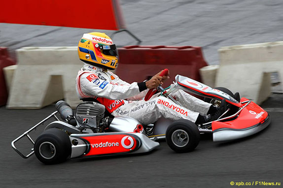 Льюис Хэмилтон во время показательных выступлений за рулём карта в 2007 году Льюис Хэмилтон во время показательных выступлений за рулём карта в 2007 году