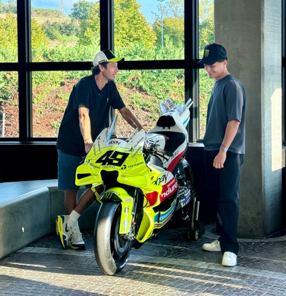 Валентино Росси и Ландо Норрис, фото из социальных сетей