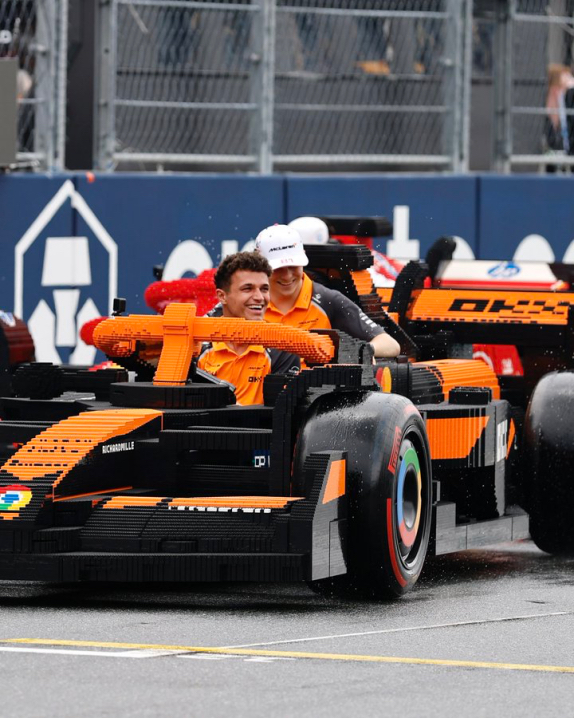 Гонщики McLaren искренне веселились, катаясь по трассе на Lego-мобиле, фото пресс-службы команды