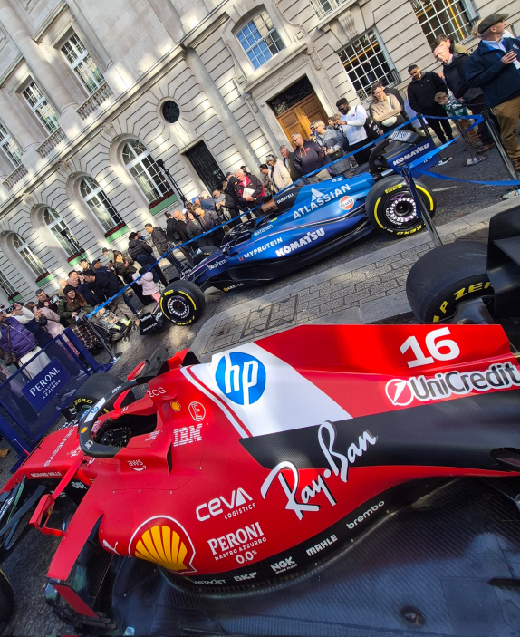 Машины Ferrari и Williams на выставке в центре Лондона, фото из социальных сетей