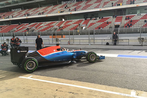 Manor MRT05 выезжает из боксов на трассу в Барселоне Manor MRT05 выезжает из боксов на трассу в Барселоне