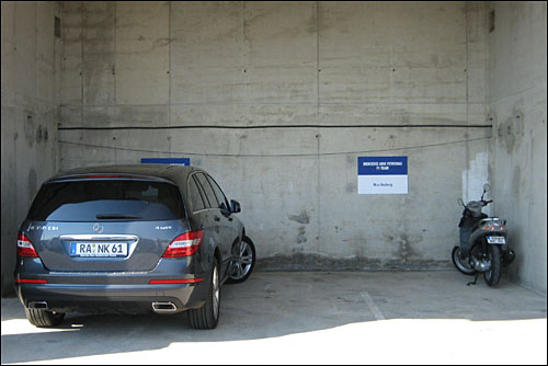 Парковка гонщиков Mercedes AMG Парковка гонщиков Mercedes AMG