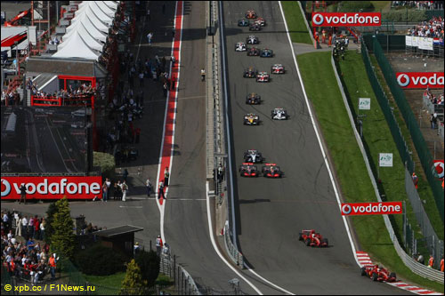 Приняв старт, гонщики устремляются от шпильки Источник вниз, к Красной воде Приняв старт, гонщики устремляются от шпильки Источник вниз, к Красной воде