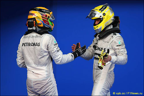 После финиша Льюис Хэмилтон и Нико Росберг пожали друг другу руки После финиша Льюис Хэмилтон и Нико Росберг пожали друг другу руки